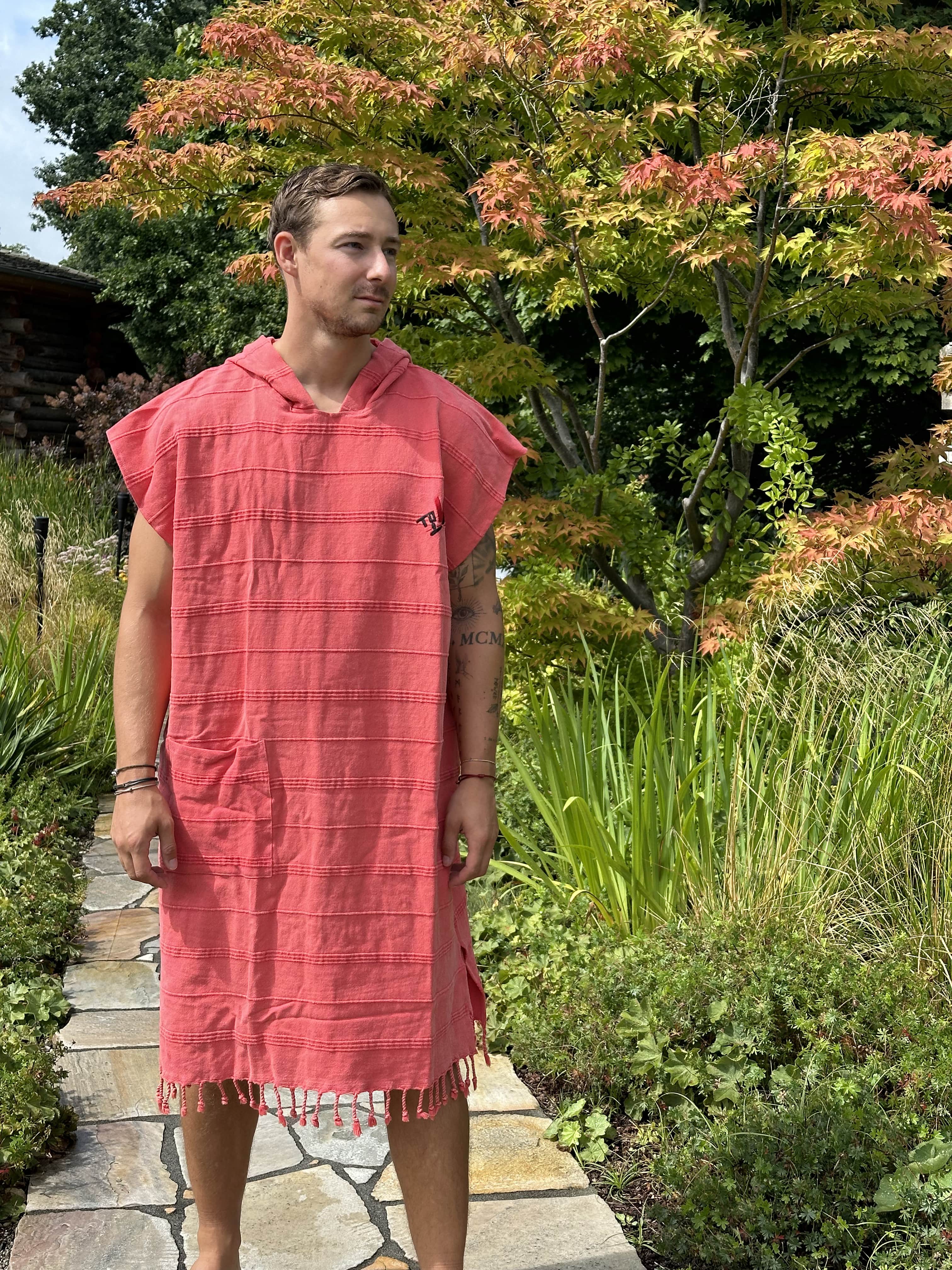 Poncho Coral – Vibrant Comfort