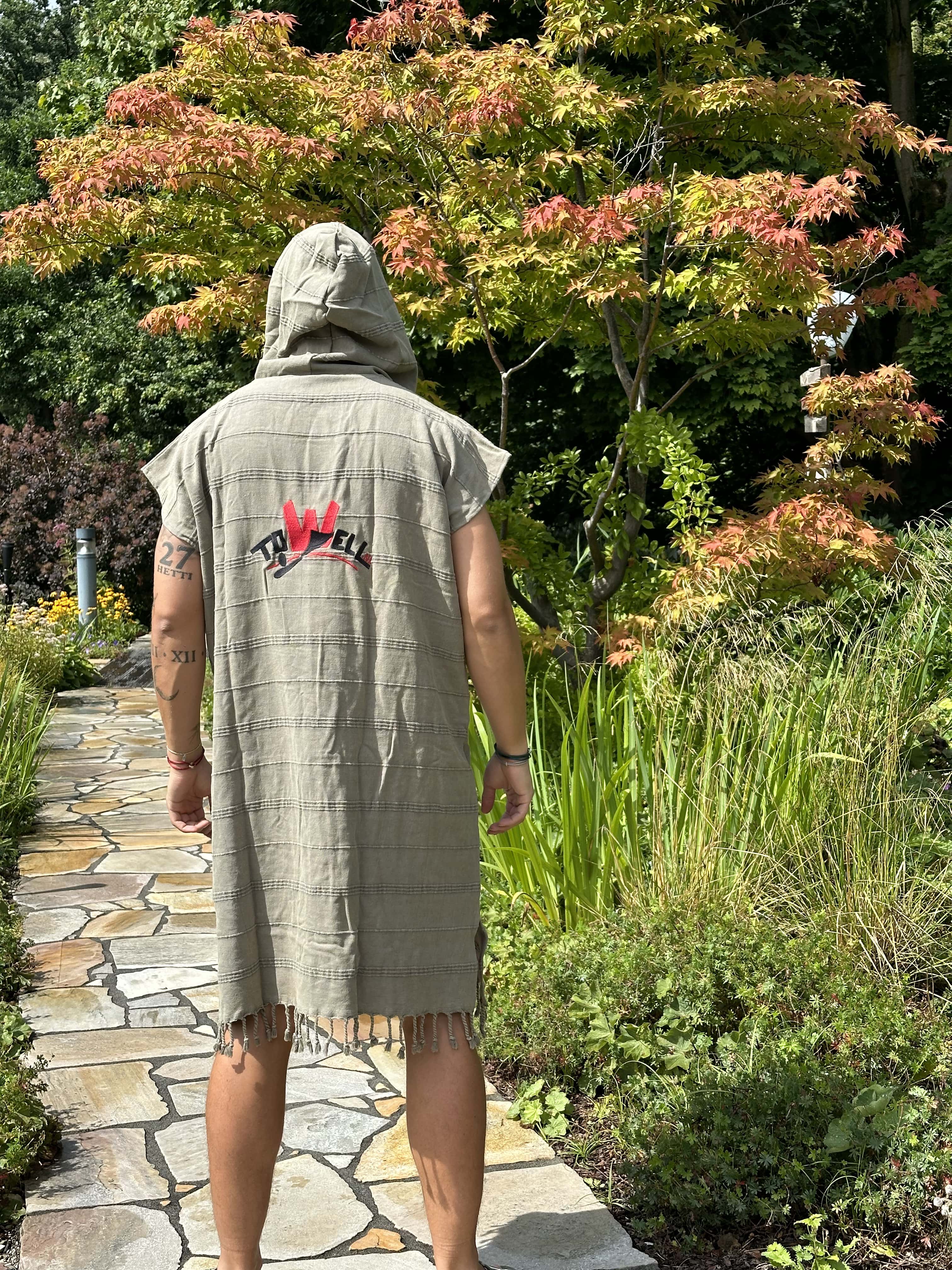 Poncho Taupe – Pure Comfort