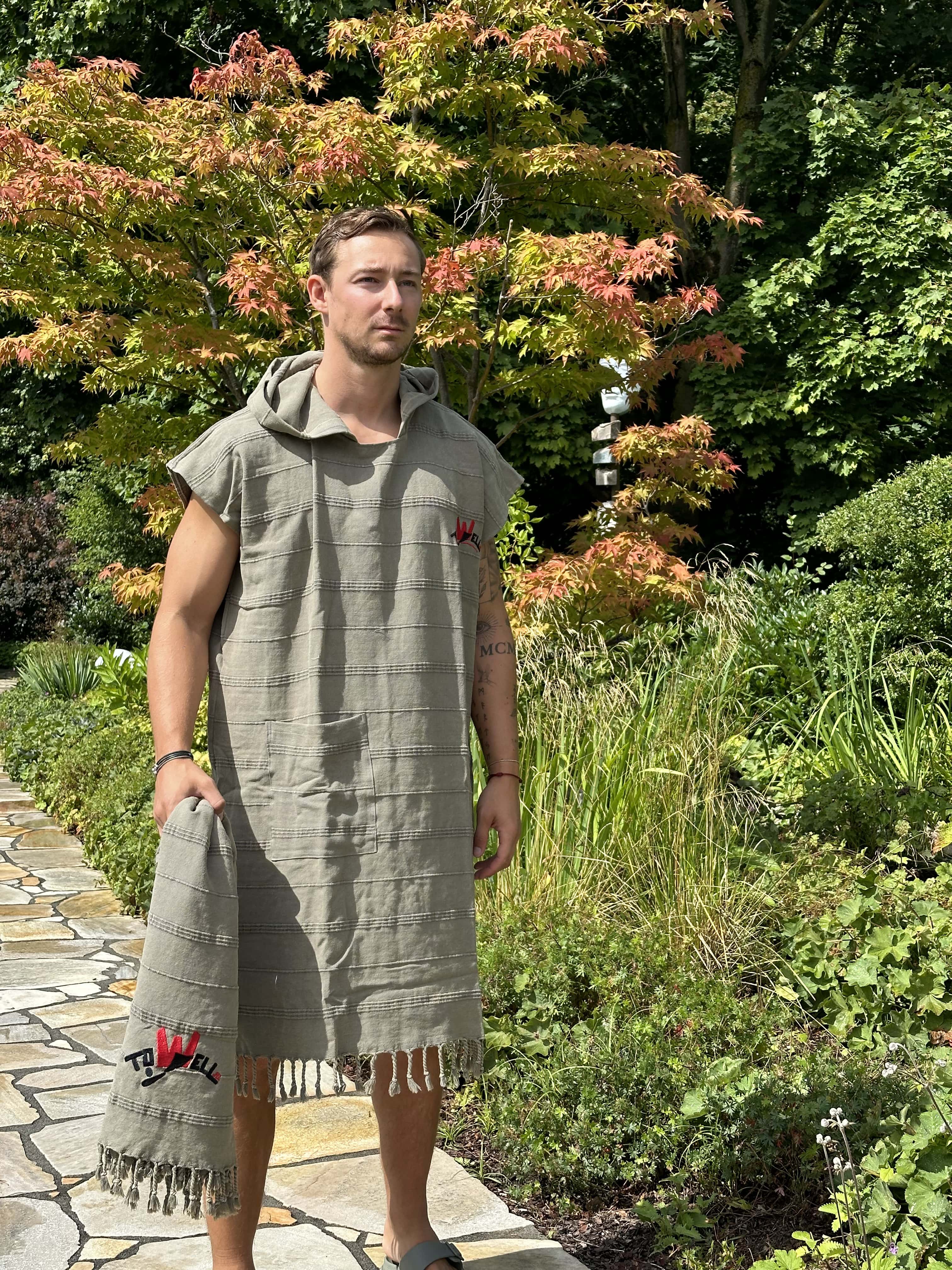 Poncho Taupe – Pure Comfort