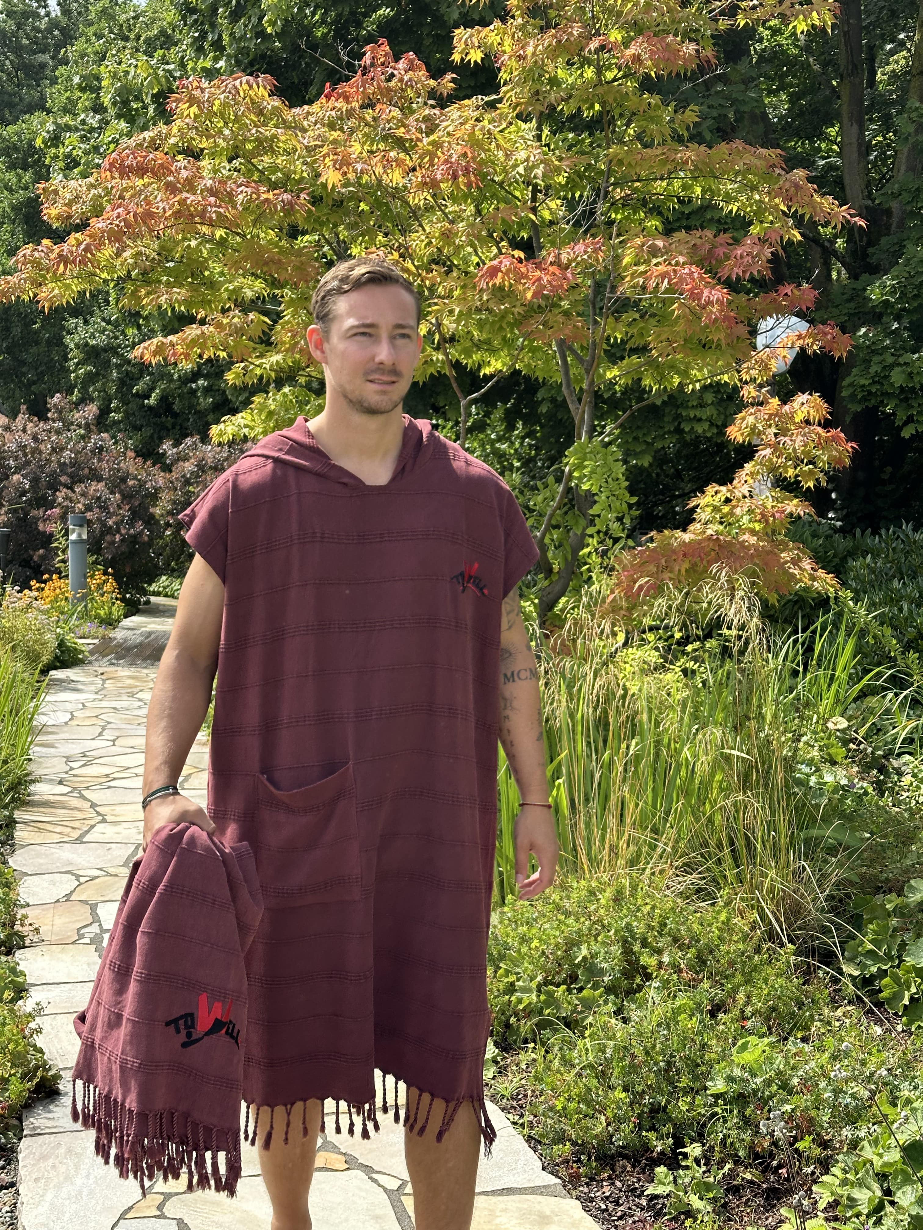 Poncho Dark Red – Warm Comfort